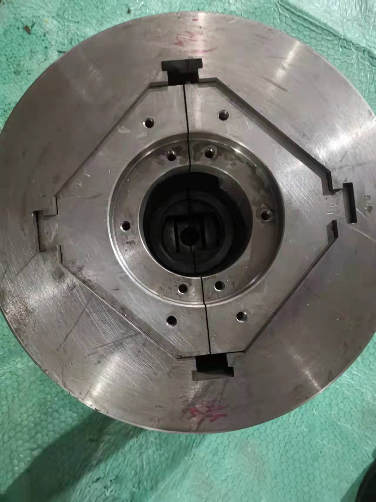 শিল্প ভালভ ক্যাপ রেলওয়ে যন্ত্রাংশ উত্পাদনের জন্য পেশাদার হট ফোরজিং স্ট্যাম্পিং ছাঁচ