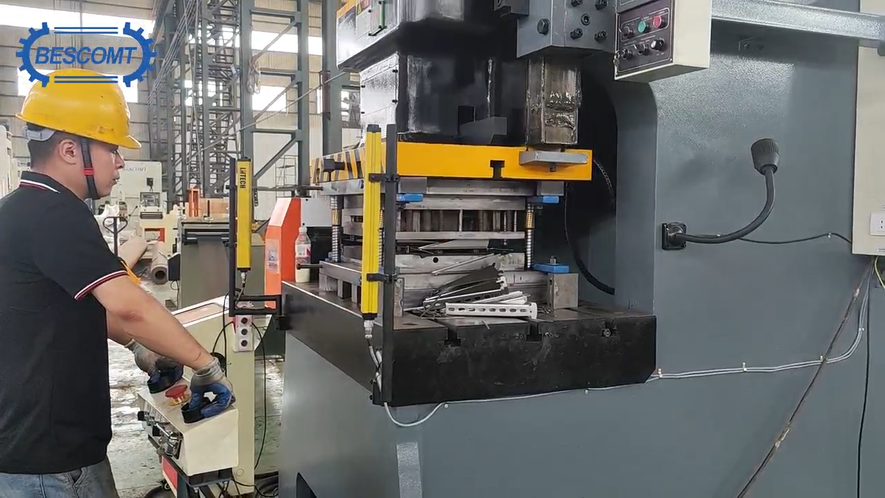 Linia do tłoczenia metalowych wspornik&oacute;w klimatyzator&oacute;w