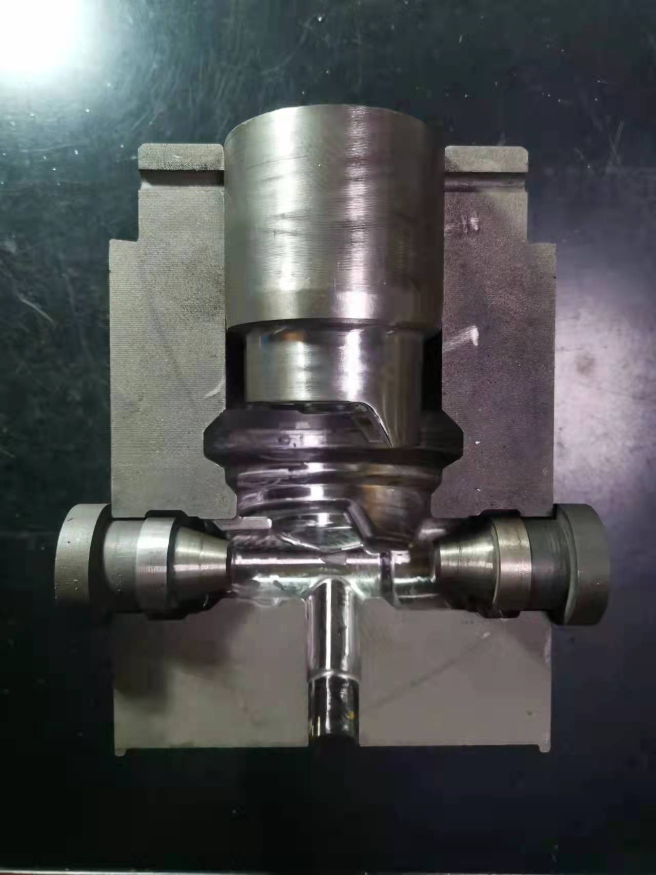 শিল্প ভালভ ক্যাপ রেলওয়ে যন্ত্রাংশ উত্পাদনের জন্য পেশাদার হট ফোরজিং স্ট্যাম্পিং ছাঁচ