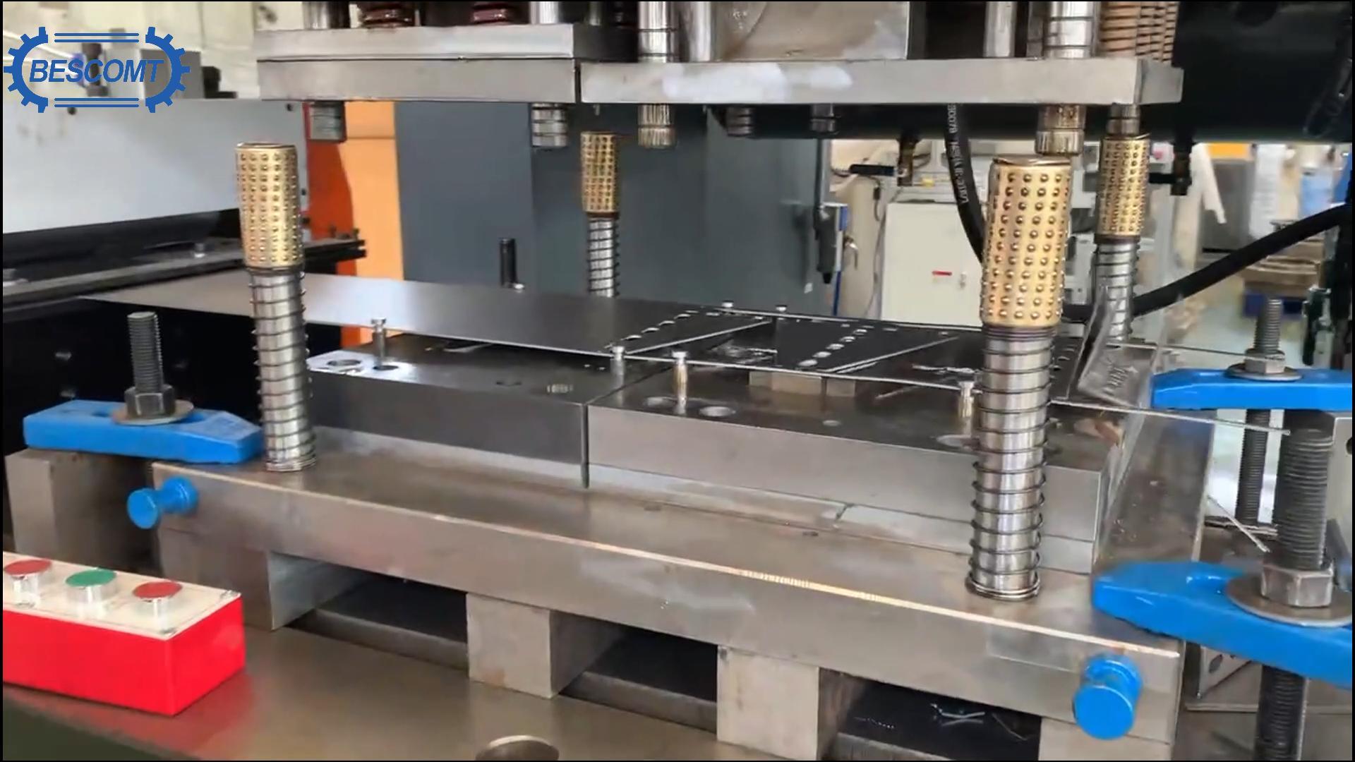 Linia do tłoczenia metalowych wspornik&oacute;w klimatyzator&oacute;w